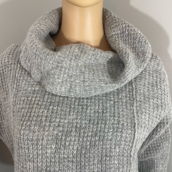 Free People 100% Wool Gray Cowl Neck Sweater Size Small - Picture 4 of 8